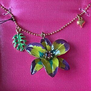 Betsey Johnson Monstera Flower w Palm Leaf Charm Necklace NEW in box